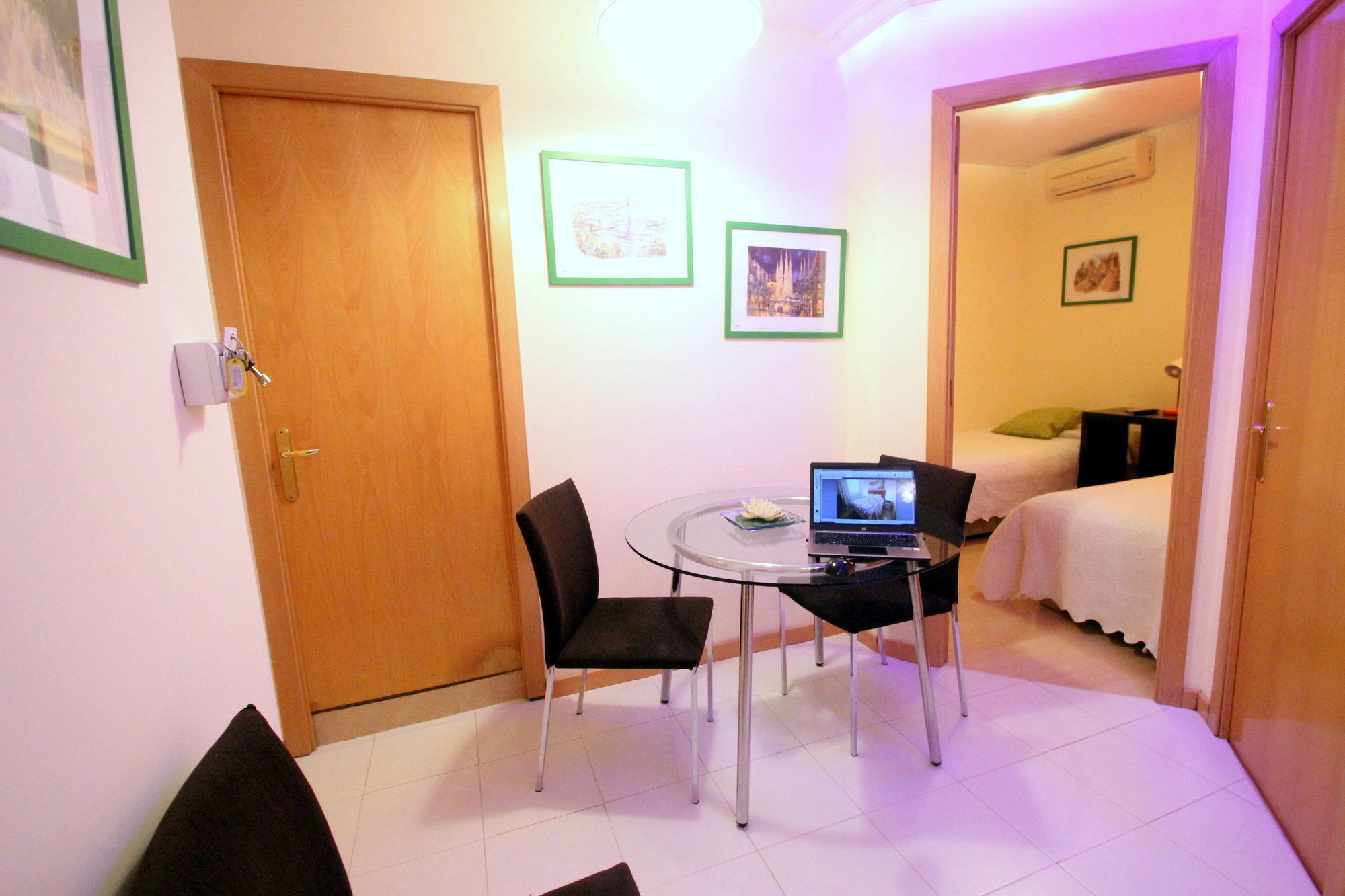 Stopbarcelona Universidad Apartments מראה חיצוני תמונה