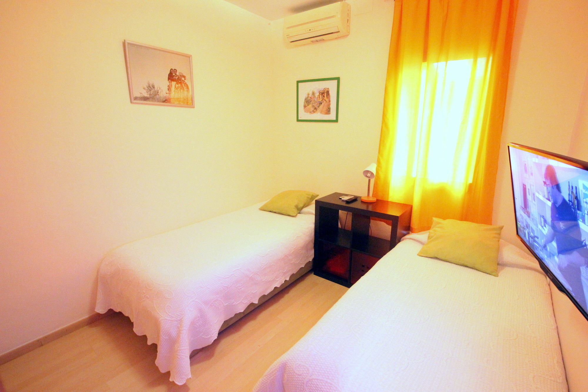 Stopbarcelona Universidad Apartments מראה חיצוני תמונה