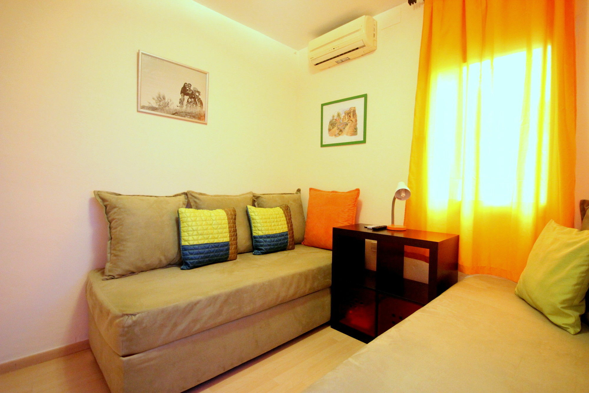 Stopbarcelona Universidad Apartments מראה חיצוני תמונה